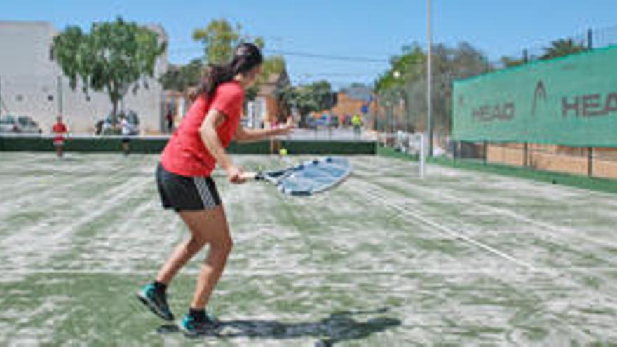 Nuevo césped artificial en las pistas