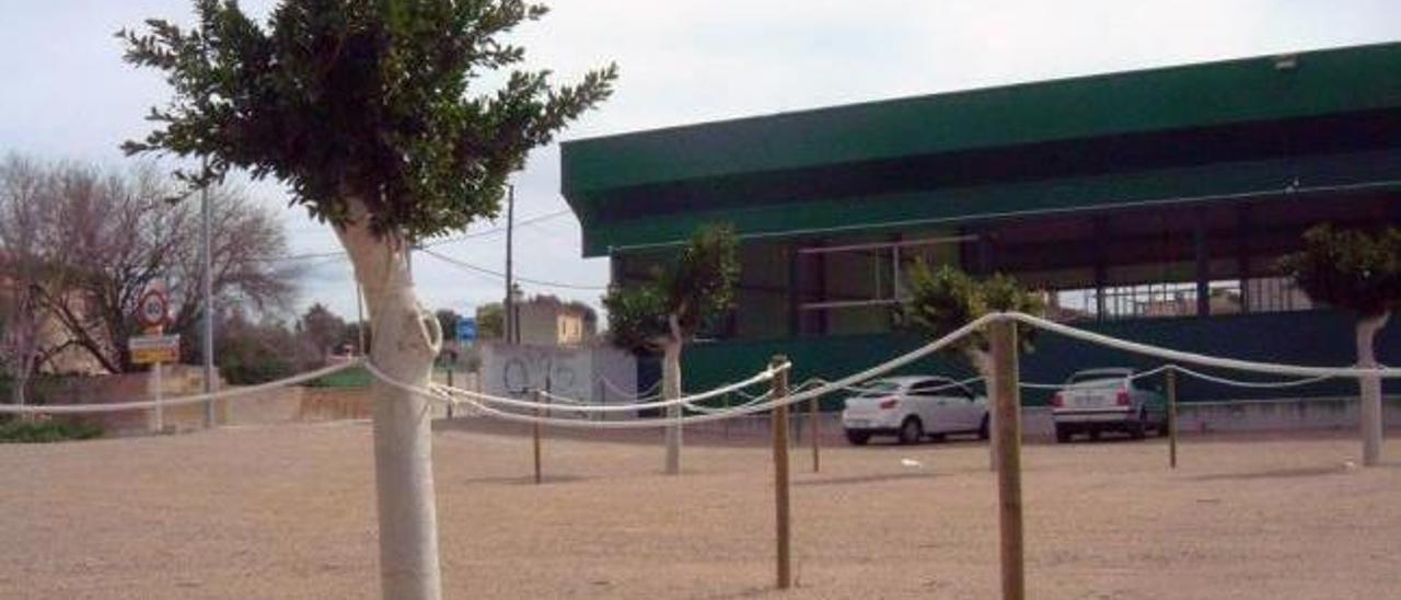 Imagen del parking municipal habilitado junto al polideportivo, en terrenos del promotor Crespí.