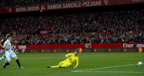 Sevilla's Kevin Gameiro scores past Celta Vigo's goalkeeper Ruben Blanco