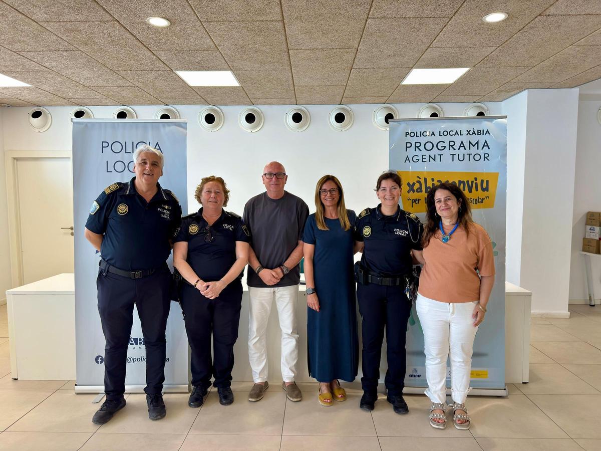 Las agentes tutores Rosa María Ramos y Vicen Bolufer junto al intendente jefe, el concejal de Seguridad, la responsable de Educación y la psicóloga municipal