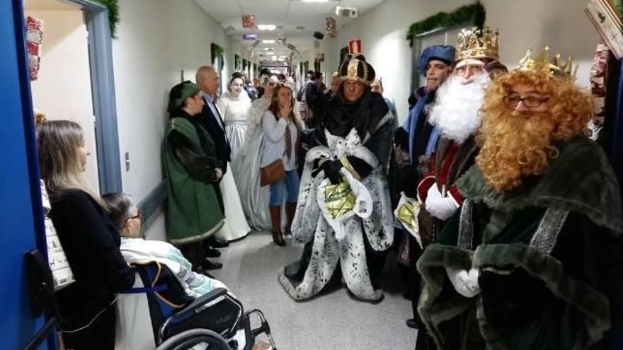 Los Reyes Magos visitan  el Hospital de San Vicente