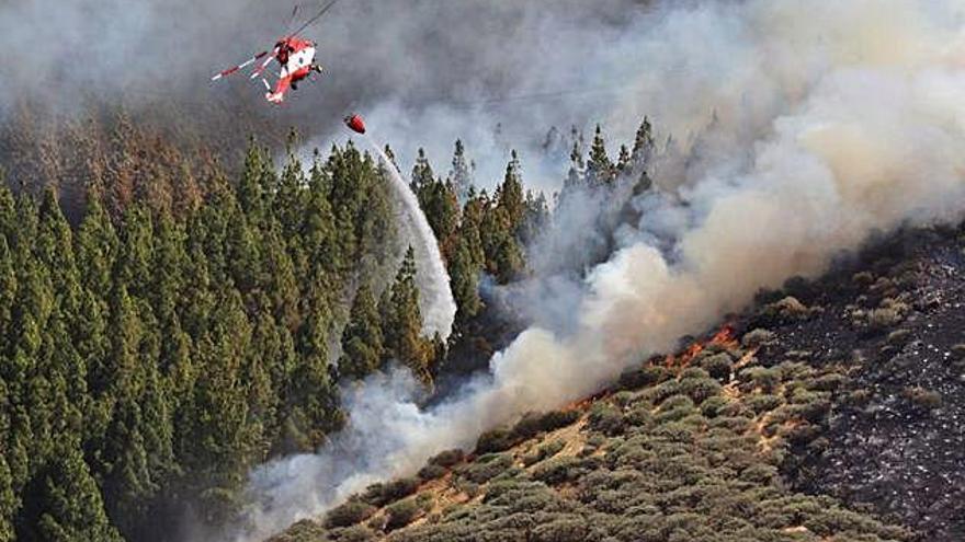 Un helicòpter col·labora en les tasques d&#039;extinció de l&#039;incendi de Gran Canària.