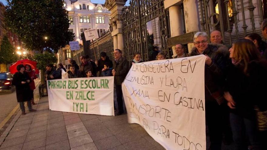 La concentración por el bus escolar en la Junta General.