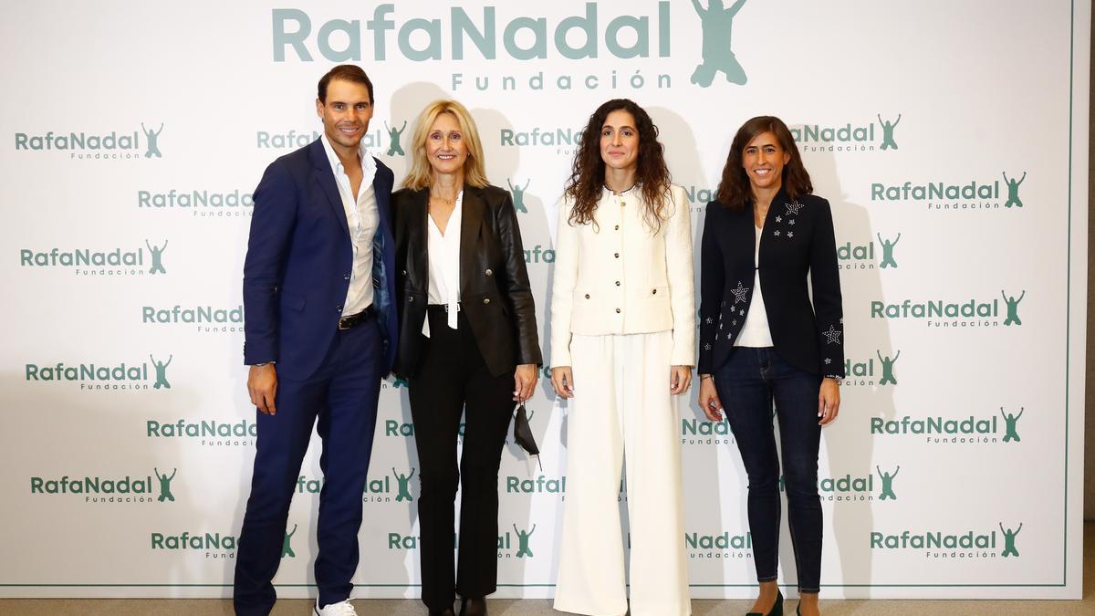 Rafa Nadal, junto a su madre y Xisca Perelló, su mujer y directora de la Fundación que lleva su nombre