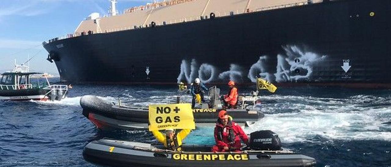 Greenpeace bloquea la entrada de un buque gasero en el puerto de Sagunt