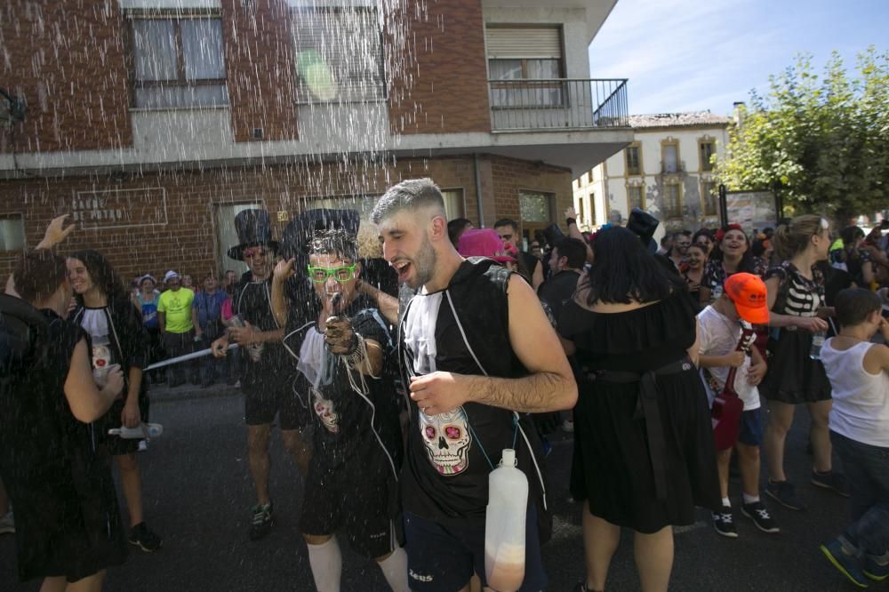 Descenso Folklórico del Nalón 2019: 40 carrozas y más de 4.000 personas