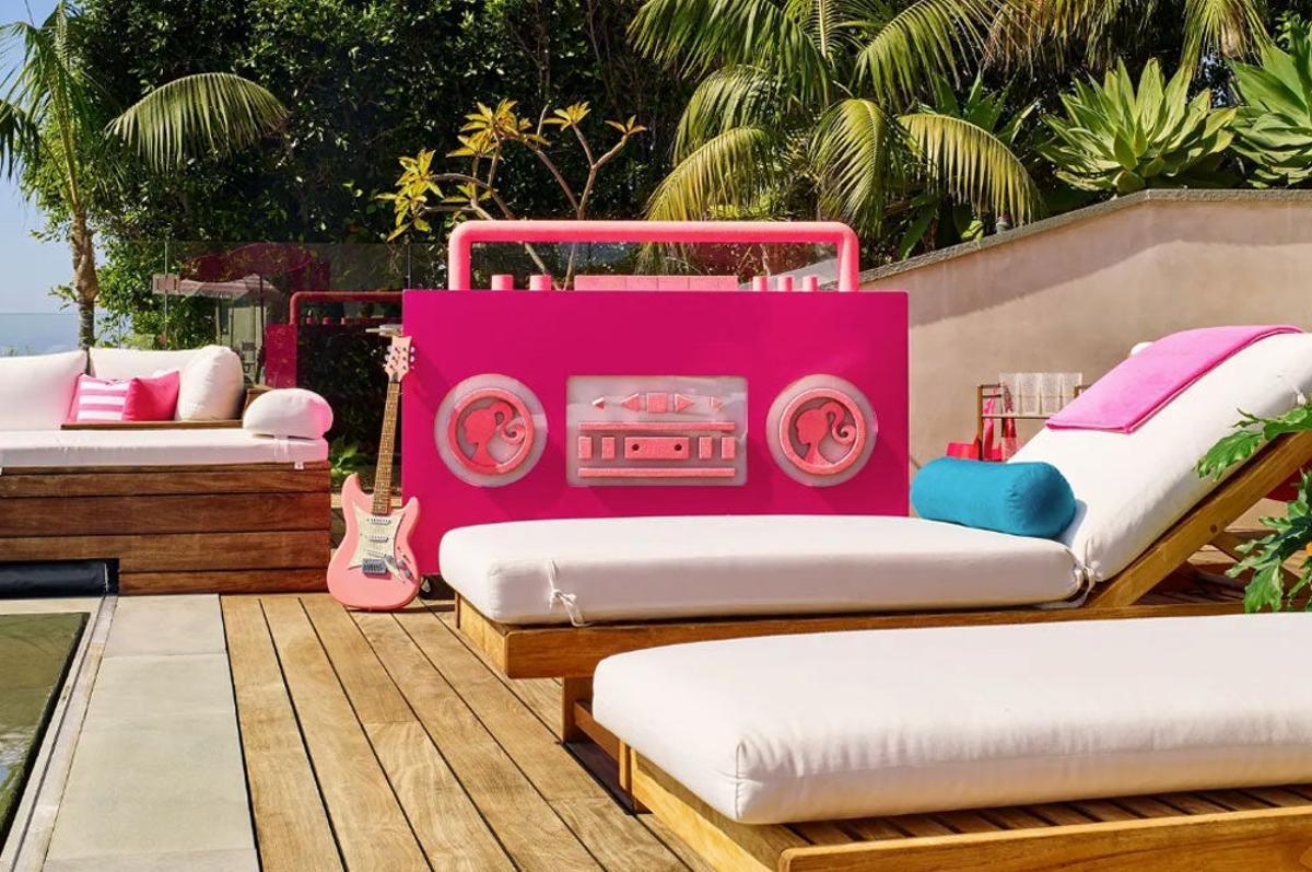 Radiocasette gigante en forma de cabina de DJ