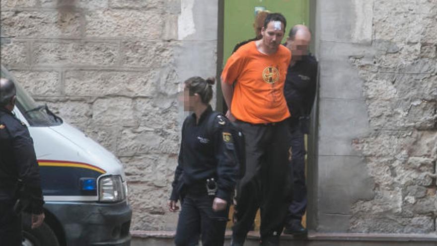 A juicio por asesinar de 68 puñaladas a la hija de su vecina en Alicante