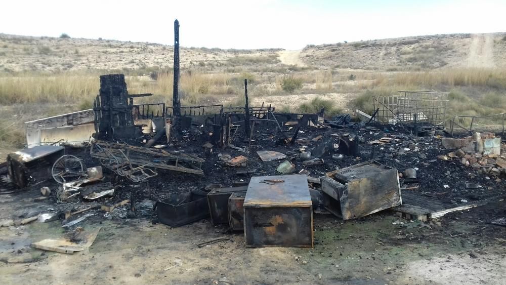 Las dos personas que se encontraban en su interior durmiendo lograron salir de la caseta a tiempo