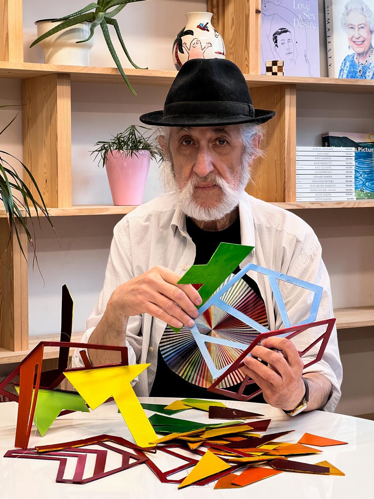 L'artista manresà Joan Obradors amb una de les peces del MoMa