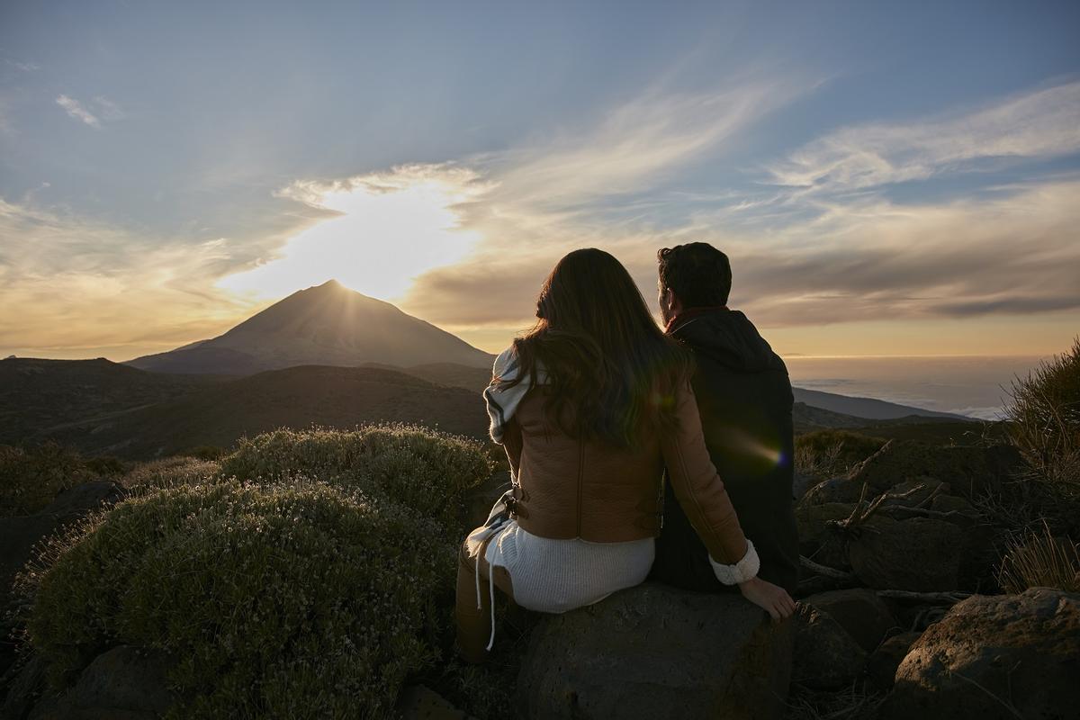 Contemplar la puesta de sol y la sombra del Teide proyectada sobre el mar es uno de las experiencias únicas que puedes vivir con Volcano Teide.