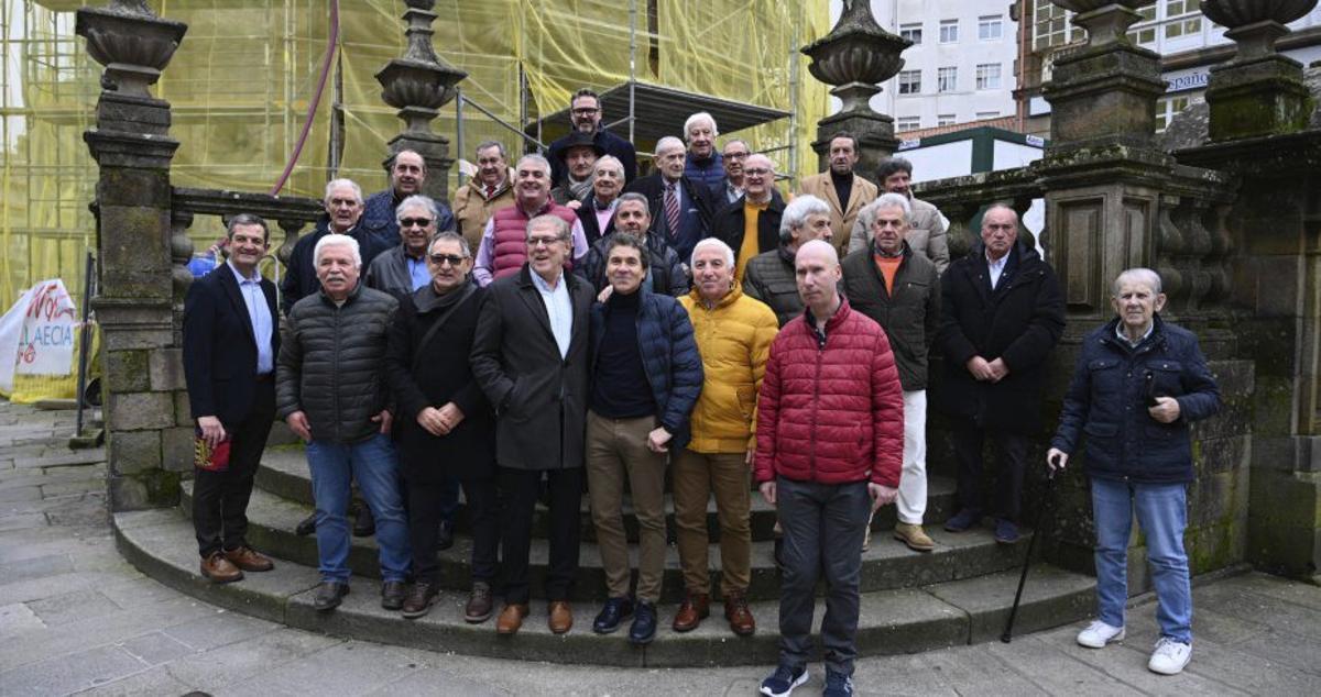 Los veteranos, a la entrada de A Peregrina. | RAFA VÁZQUEZ