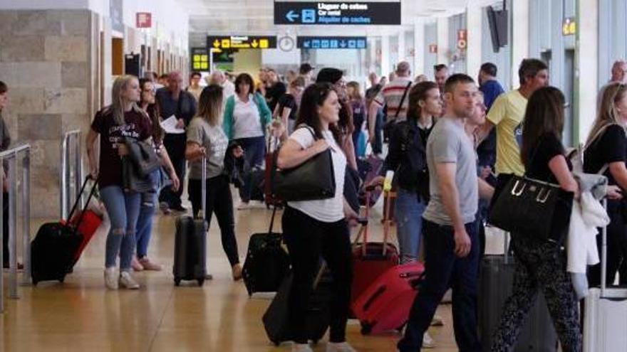 Passatgers arribats a la terminal de l&#039;aeroport de Girona.