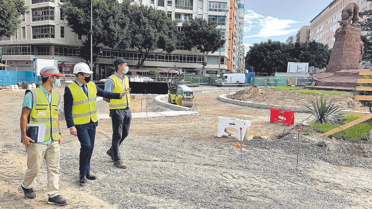 El alcalde Augusto Hidalgo acompañado de lo técnicos en su recorrido por las obras.