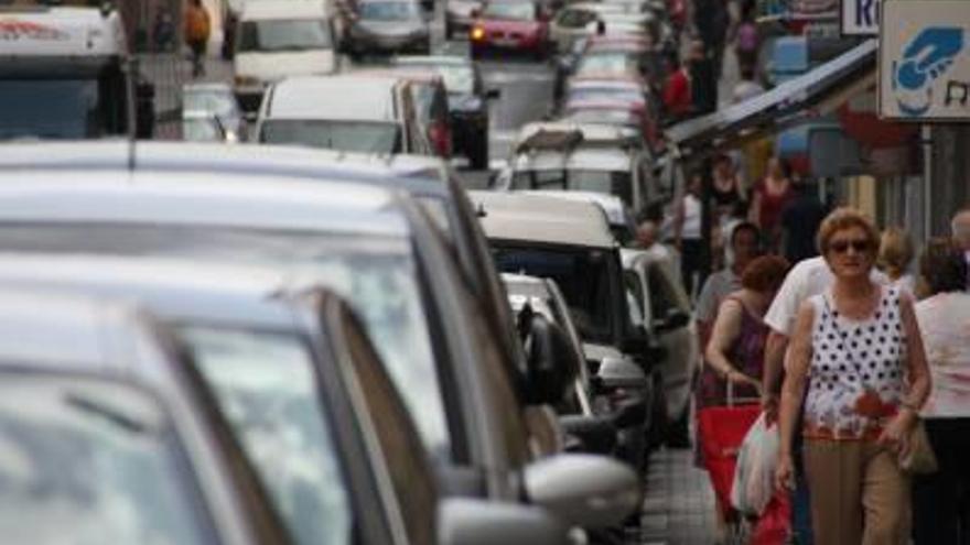 El Ensanche reclama medidas para reducir los 18.000 vehículos diarios que pasan por Entenza