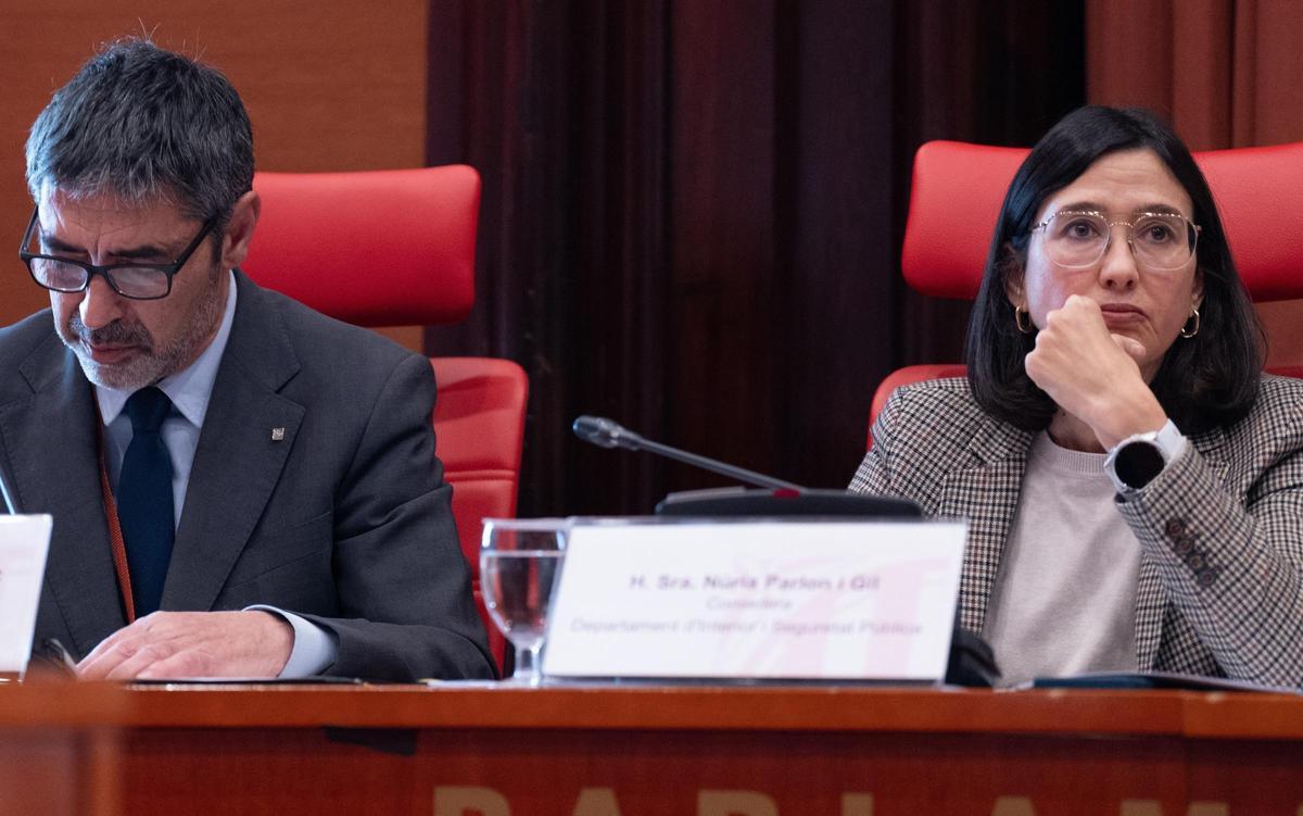 El director general de la Policía, Josep Lluís Trapero, y la consellera de Interior, Núria Parlon.