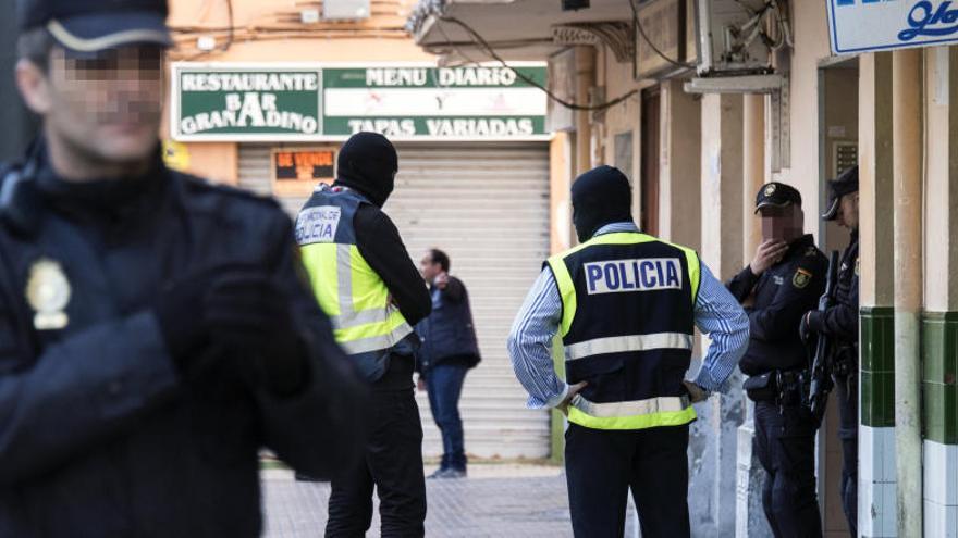 Agents de la Policia Nacional davant el domicili del detingut.