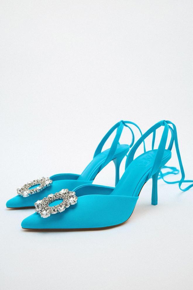Zapatos de tacón alto en color azul con cintas y detalle joya, de Zara