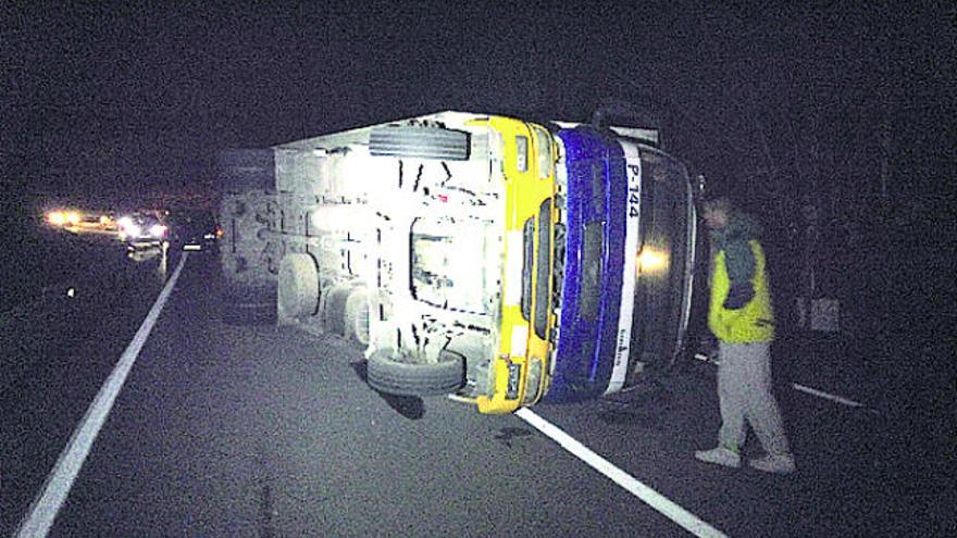 Un camió bolca a Navarcles, a la carretera de Moià