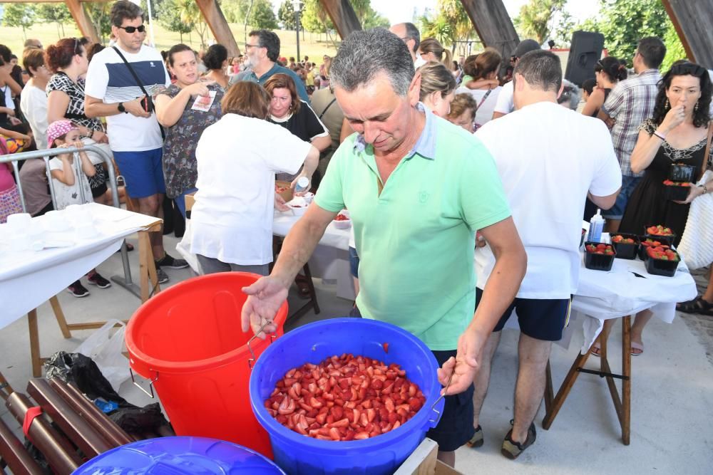 La asociación vecinal reparte más de 200 kilos de fruta en ecovasos. El barrio celebra su tradicional fiesta con música, talleres científicos, juegos y mucho baile.