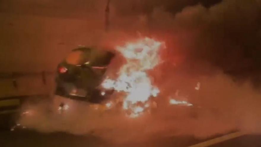 Incendio de un coche que huía de la Policía en el túnel de Cerrado de Calderón