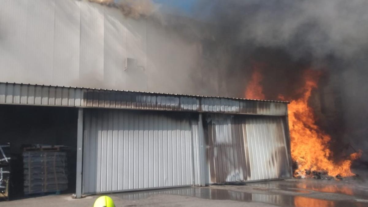 Incendio en una nave del polígono industrial de Fraga, este lunes