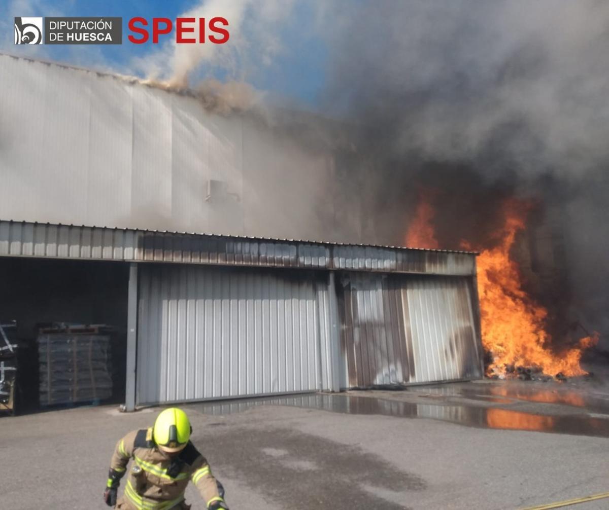Incendio en una nave del polígono industrial de Fraga, este lunes