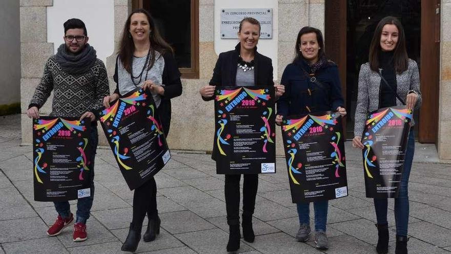 Félix Méndez, Teresa Pérez, Loli Castiñeira, Ana Troncoso y Yolanda Vaqueiro, con el cartel. // J. V.