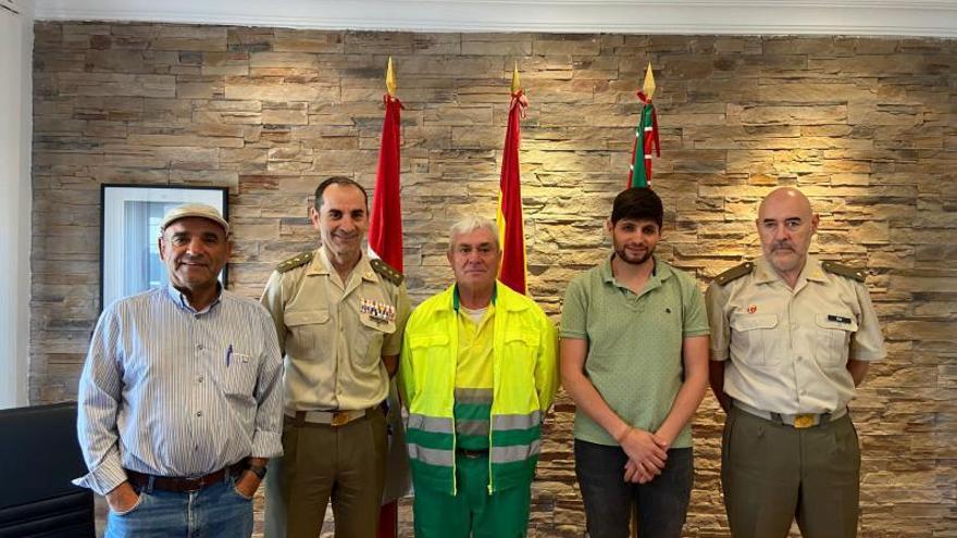 Visita del subdelegado de Defensa y del alférez (RV) Miguel Ángel Río al Ayuntamiento de Rabanales. | Ch. S.