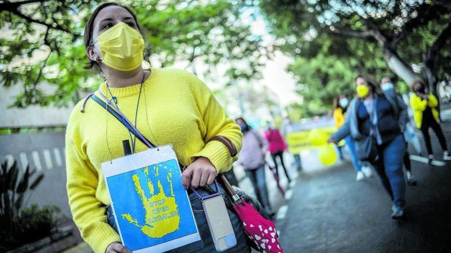 Manifestación de empleados del Gobierno de Canarias en demanda de la estabilidad de sus puestos de trabajo.