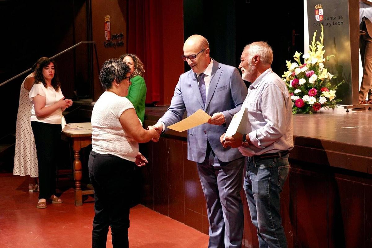 El delegado de la Junta, Fernando Prada, entrega los diplomas de los programas mixtos de empleo de este 2026 a los participantes