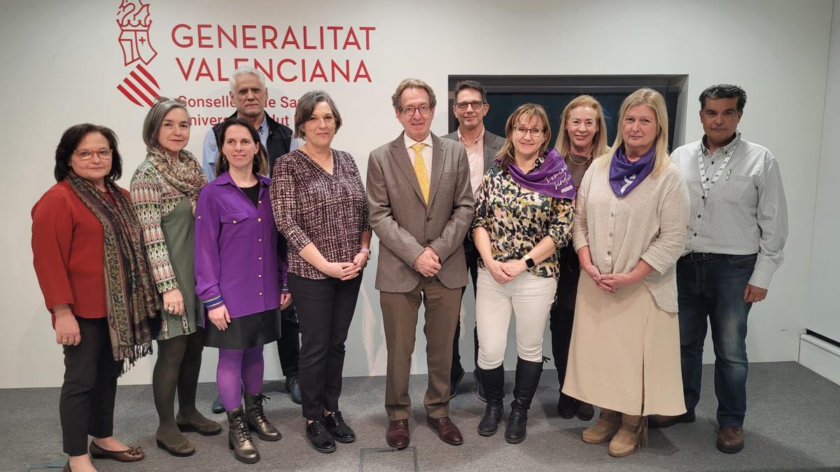 El conseller de Sanidad, Miguel Mínguez, posando con los representantes sindicales firmantes del pacto.