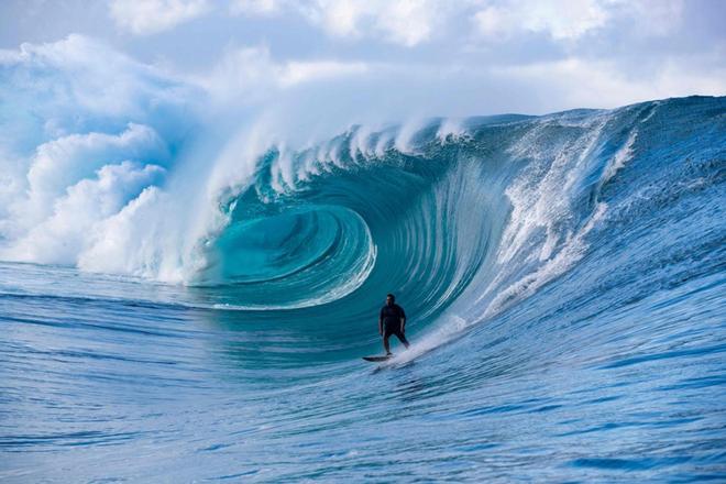 Raimana Van Bastolaer de Tahiti surfea recorriendo el tubo durante un entreno previo al Tahiti pro surfing trial en Teahupoo en Tahiti.