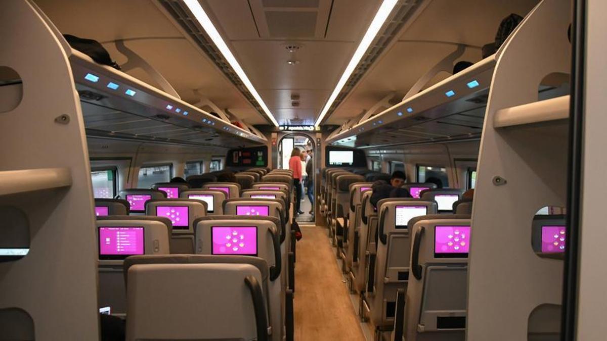 Interior del tren Avril, con una fila de tres asientos y otra de dos.