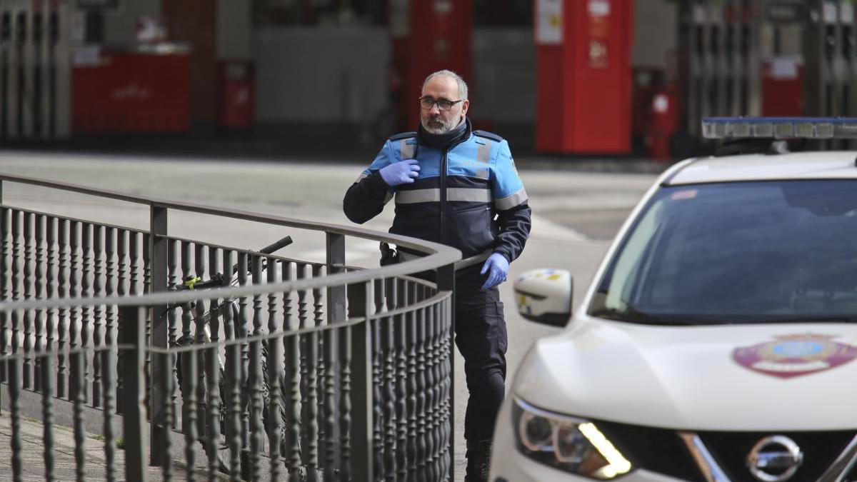 Un Policía Local en Oviedo, esta mañana antes de la detención de un menor fugado