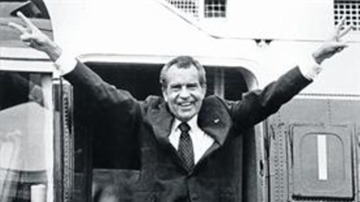 Nixon se despide al pie de un helicóptero en los jardines de la Casa Blanca, el 9 de agosto de 1974.