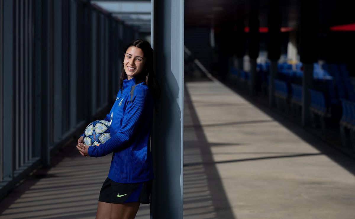 Sant Joan Despi 21.05.2025 Deportes La jugadora del FC Barcelona, Jana Fernández, fotografiada en las instalaciones del estadio Johan Cruyff tras la entrevista. Fotografía de Jordi Cotrina
