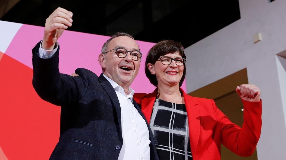Saskia Esken (derecha) y Norbert Walter-Borjans se han erigido vencedores de las primarias del SPD alemán.