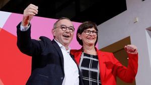 Saskia Esken (derecha) y Norbert Walter-Borjans se han erigido vencedores de las primarias del SPD alemán.