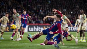 Christensen defendiendo un centro ante el Granada