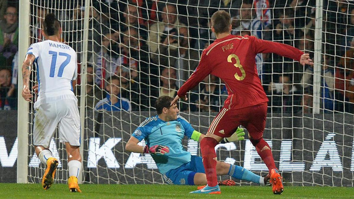 Piqué observa a Casillas en la falta que supuso el primer gol de Eslovaquia ante España, el 9 de octubre en Zilina