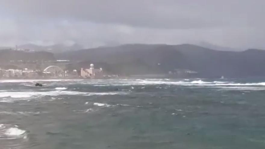 Lluvia y viento en Las Canteras (29/11/20)