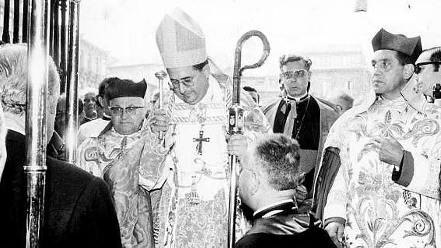 Entrada de Gabino Díaz Merchán en la catedral de Oviedo, el 21 de septiembre de 1969. Por la izquierda, Pedro Reigosa Pedrosa, canónigo y fiscal diocesano; Díaz Merchán; de rodillasy de espalda, José Fernández Martínez, prefecto de Liturgia; al fondo, Antonio Briva Miravent, obispo de Astorga y administrador apostólico de Oviedo, y Rafael Somoano Berdasco, canónigo.