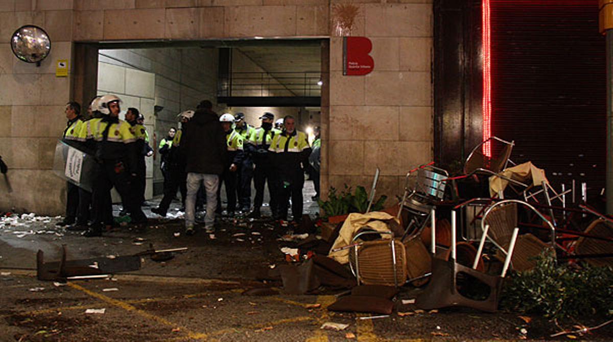 Un grup de violents ataca la comissaria de la Guàrdia Urbana a la Rambla.