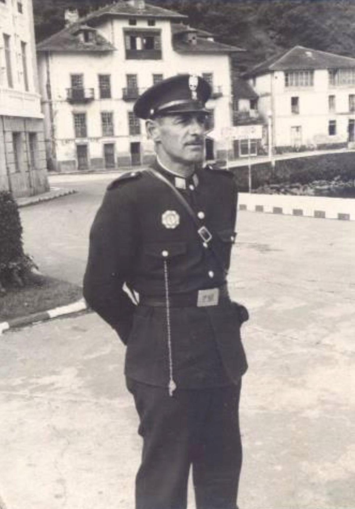 Un agente con el traje de policía local de su época.