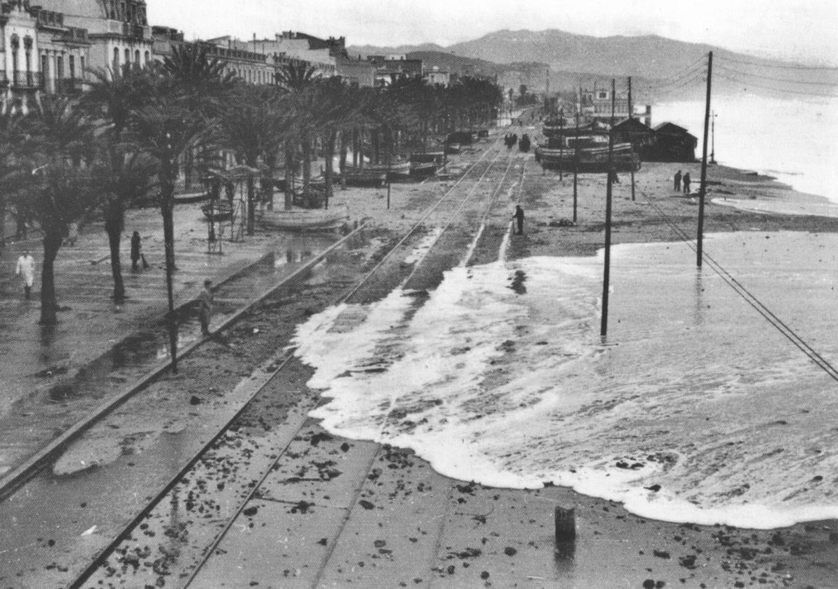 El agua alcanza las vías de la línea de ferrocarril de la costa a la altura de Badalona, en 1948