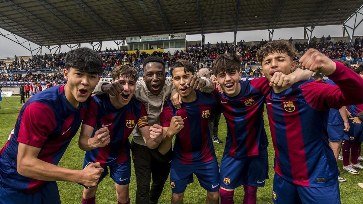 Algunos de los integranrtes del Cadete A del Barça celebran haber ganado el MIC