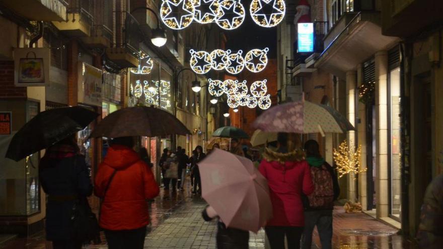 Personas paseando por una de las calles de la ciudad.|  | E.P.