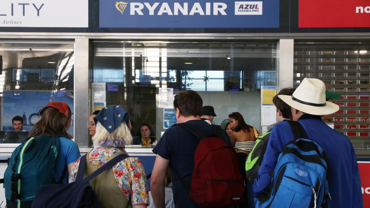 Viajeros protestan en un mostrador de Ryanair.