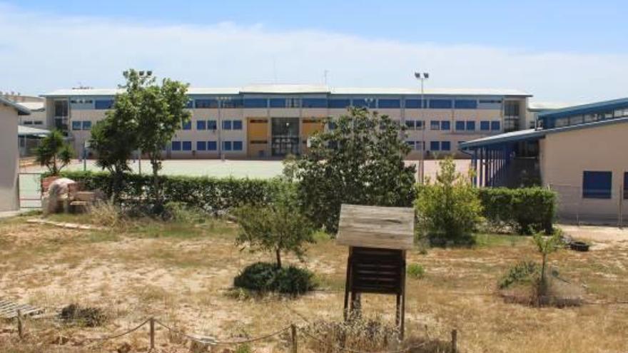 El IES Libertas de Torrevieja suspende las clases hoy para inspeccionar unas grietas